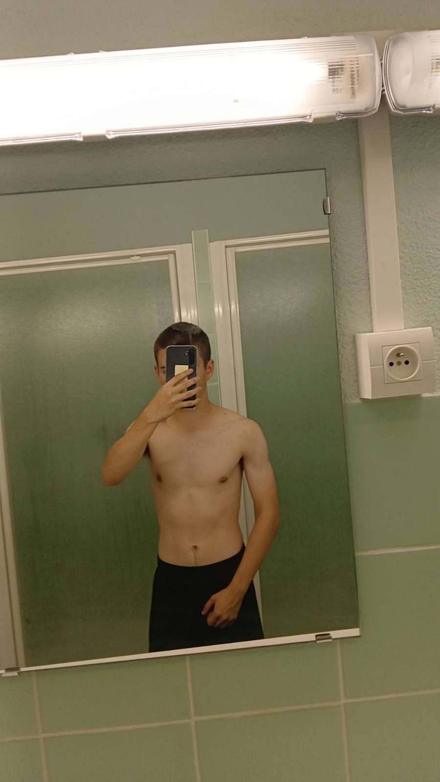 Profil de Younis, 19 ans, baise suisse à Lüen